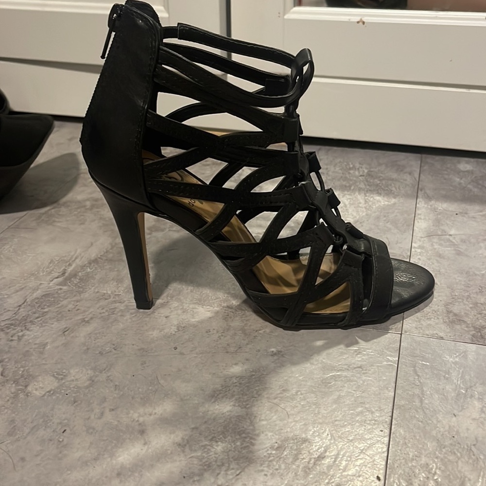 Daisy Fuentes sharp heels 5.5